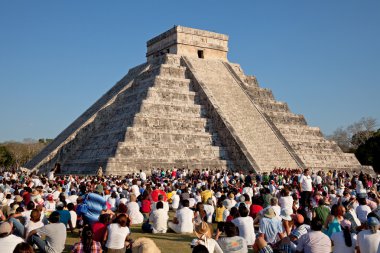 büyük bir grup insan chichen Itza kukulcan Tapınağı'nda bahar Ekinoks izliyor