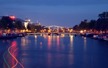 magere brug ya da sıska Köprüsü, Amsterdam'ın gece