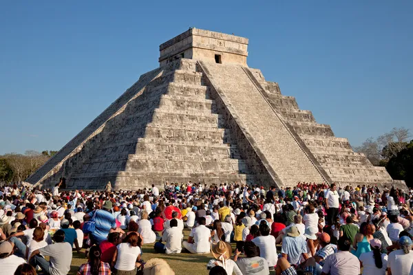 Grande gruppo di persone che assistono all'equinozio di primavera al tempio di Chichen Itza Kukulcan — Foto Stock