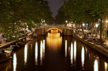 Amsterdam gece köprü üçlü