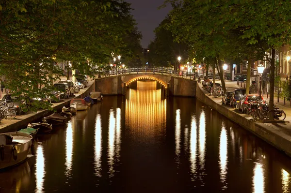 Амстердамские тройные мосты ночью — стоковое фото