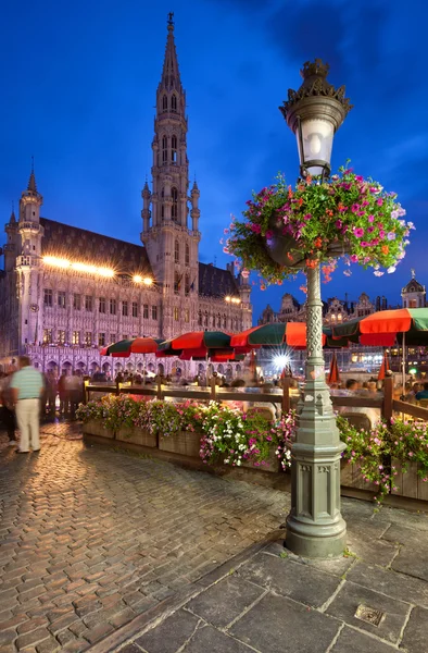 Ayuntamiento de Bruselas en Grand Place por la noche — Foto de Stock