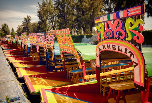 Barcos coloridos de Xochimilco estacionados en una fila —  Fotos de Stock