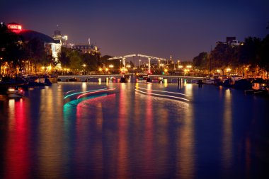 gece magere brug köprü Amsterdam, renkli yansıması