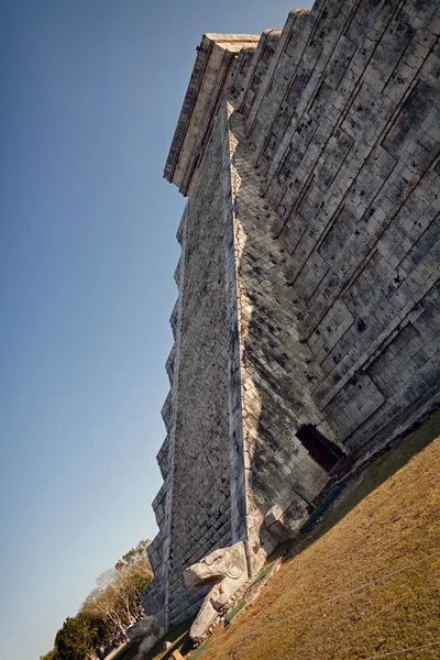 Crawling Snake in Spring Equinox at Chichen Itza Kukulcan Temple — Stock Photo, Image