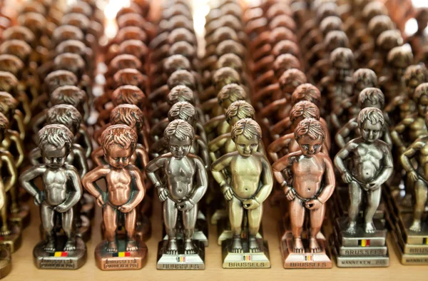 Pequenas réplicas da estátua de Manneken Pis em cores diferentes — Fotografia de Stock