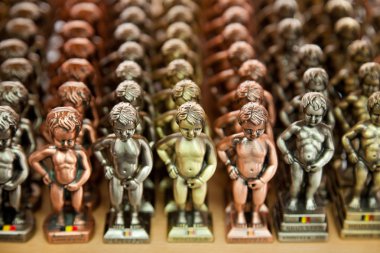 manneken pis heykeli farklı renklerde metalik kopyaları