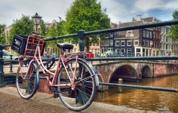 Pink Parked Bicycle Beside a Canal in Amsterdam — Stock Photo, Image