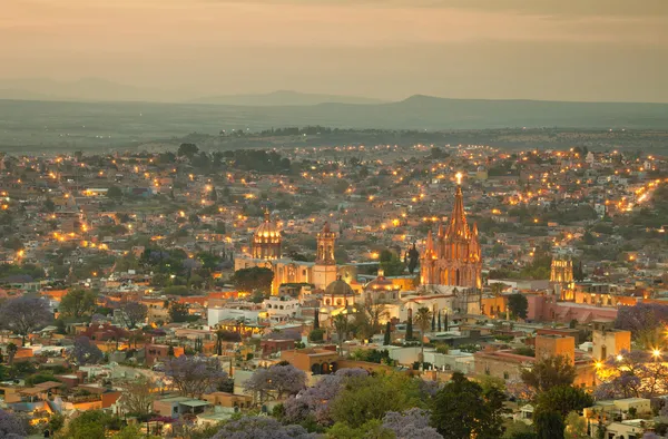 Panoramę miasta San miguel de allende w Meksyku po zachodzie słońca — Zdjęcie stockowe