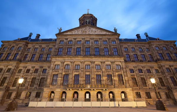 Φωτίζεται το βασιλικό παλάτι του Αμστερνταμ κατά μπλε ουρανό του σούρουπο — Φωτογραφία Αρχείου