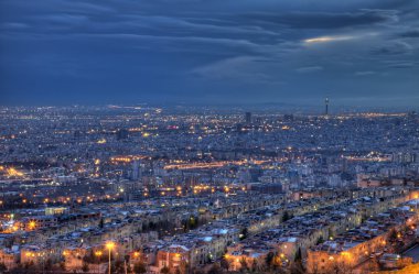 Geceleri ışıklı Tahran Skyline havadan görünümü