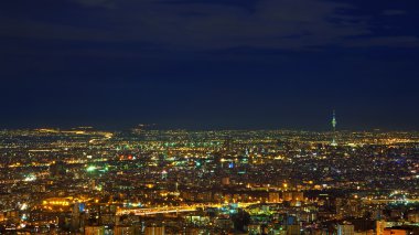 Tahran ışıklı skyline karşı koyu mavi gökyüzü