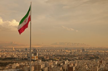 Rüzgar yukarıda skyline Tahran İran bayrağı
