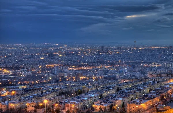 Ptaka panoramę Teheranie oświetlony w nocy — Zdjęcie stockowe
