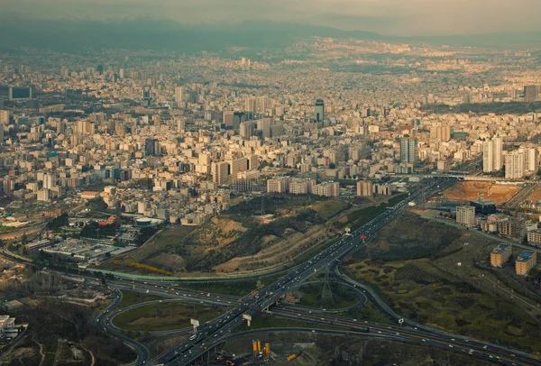 在日落之前伊朗德黑兰首都的鸟瞰图 — 图库照片