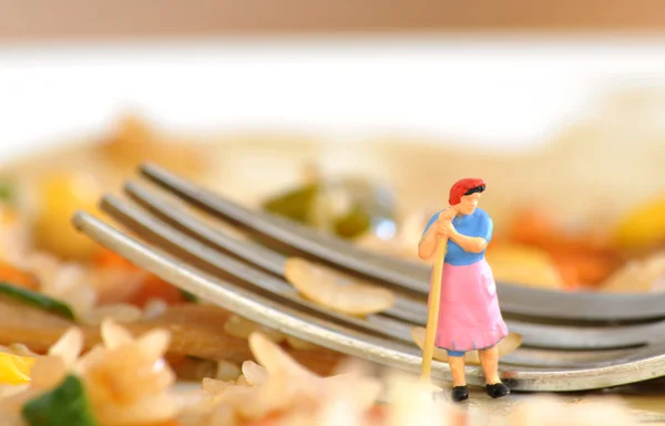 Miniature housewife gets ready to wash dishes without enthusiasm — Stock Photo, Image