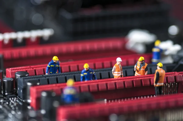 Groep van ingenieurs tot vaststelling van de printplaat van de computer — Stockfoto