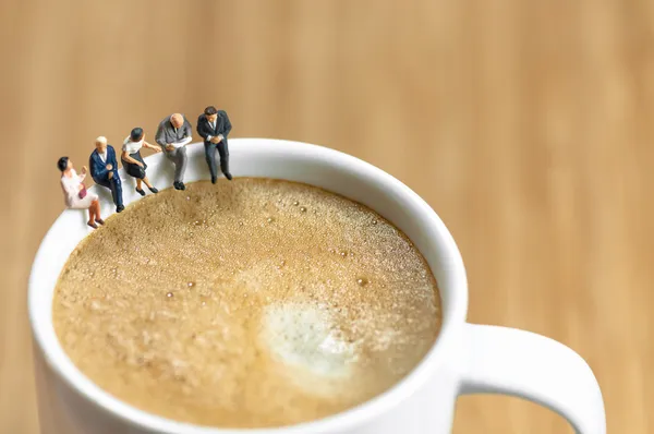 Equipe de negócios em miniatura fazendo uma pausa para café Imagens De Bancos De Imagens