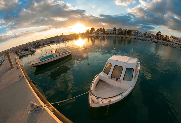 Невеликий рибальський човен на заході сонця — стокове фото