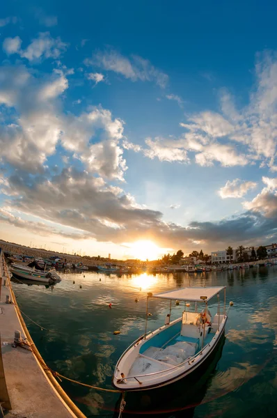 Barco de pesca ao pôr do sol — Fotografia de Stock