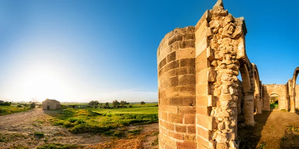 Ruínas do templo de Ágios Sozomenos. Foto panorâmica . — Fotografia de Stock