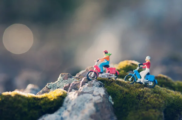 Miniatuur paar reizen door het platteland op vintage motorfietsen bij dageraad — Stockfoto