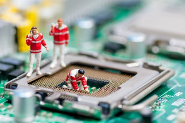 ilk yardım ekibi kurtarma grubu cpu zarar görmüş.