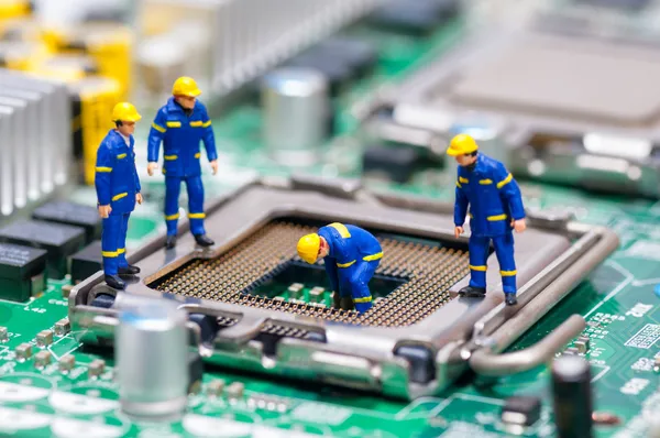 Grupo de trabalhadores da construção civil reparar CPU — Fotografia de Stock