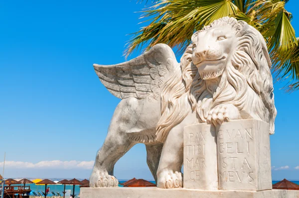 Gevleugelde leeuw standbeeld — Stockfoto