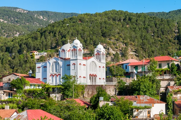 Pedoulas köyündeki Kutsal Haç Kilisesi. — Stok fotoğraf