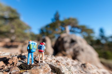 sırt çantası ile minyatür turist