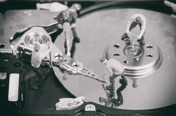 Trabajadores reparando disco duro . — Foto de Stock