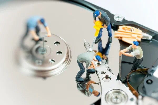 Arbetstagare reparera hårddisk. — Stockfoto