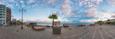 Larnaca, Kıbrıs - Aralık, 10 2013: Kanatlı aslan heykeli, Foinikoudes gezinti.