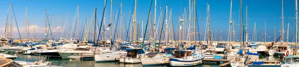 Panoráma a jachtkikötőt. Ciprus — Stock Fotó