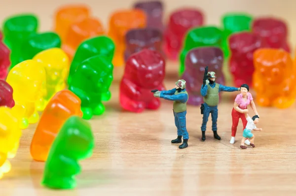 Gummy bear inwazji. niezdrowe jedzenie koncepcja — Zdjęcie stockowe