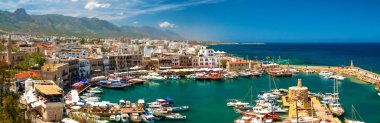 Girne, Kıbrıs - 26 Nisan 2014: Girne limanında.
