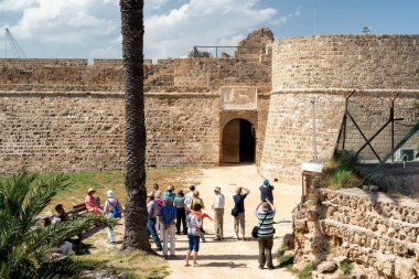 Famagusta, Kıbrıs - 6 Mayıs 2019: Othello kalesinin girişinde rehberli bir grup turist