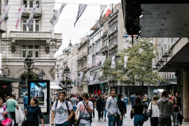 BELGRAD, SERBIA - 27 Eylül 2019: Meşgul Knez Mihailova Caddesi 'nde kalabalık