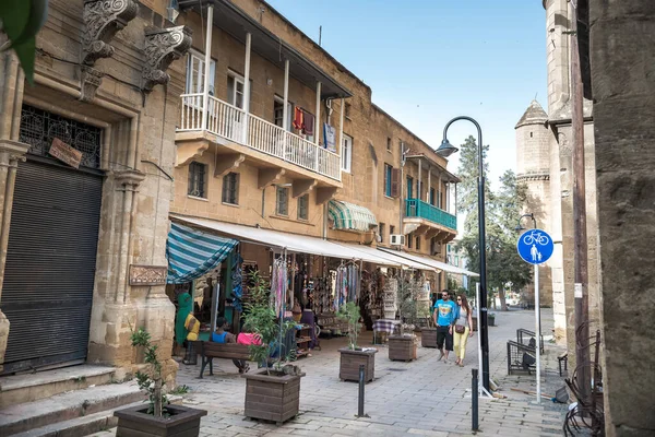 Nicosia Cyprus Mei 2019 Mensen Passeren Souvenirwinkel Ommuurde Stad Nicosia — Stockfoto