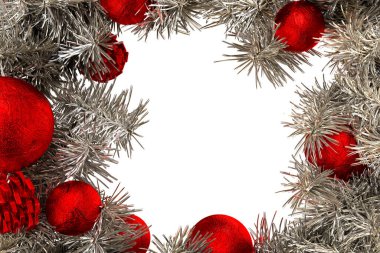 Çam dalları ve dekoratif kırmızı Noel toplarıyla biçimlendirilmiş çerçeve. İzole edilmiş. 3B Hazırlama