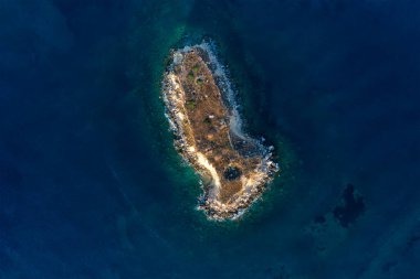 Kıbrıs 'ın batı kıyısındaki Yeronisos ya da Kutsal Ada manzarası