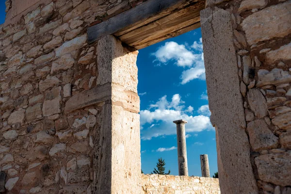 Columnas Vistas Través Puerta Del Santuario Apolo Hylates Chipre —  Fotos de Stock