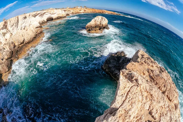 Gran Tiro Ángulo Costa Rocosa Con Cuevas Cerca Agia Napa — Foto de Stock