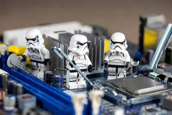 Stormtroopers Reparación Computadoras Escritorio Concepto Tecnológico Editorial Ilustrativo Diciembre 2021 — Foto de Stock