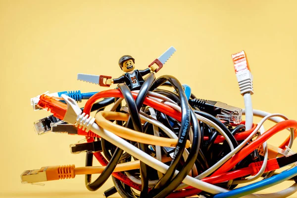 Tipo Luchando Contra Montón Cables Enredados Concepto Tecnología Información Editorial — Foto de Stock