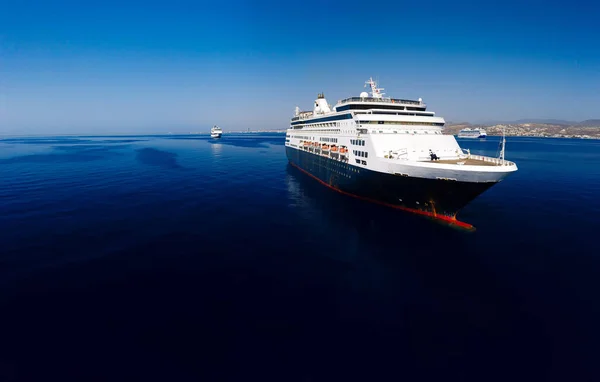 Large Cruise Liner Deep Blue Waters Coast Limassol Cyprus — Φωτογραφία Αρχείου
