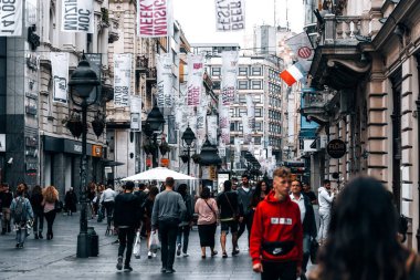 Belgrad, Sırbistan - 13 Mart 2020: Knez Mihailova Caddesi üzerindeki kalabalık