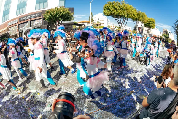 Limassol Chipre Março 2020 Participantes Trajes Coloridos Durante Desfile Carnaval — Fotografia de Stock