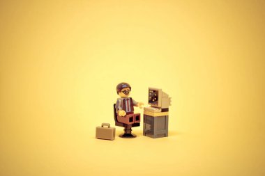 Eski tarz bilgisayarı olan bir ofis çalışanı. İllüstrasyon başyazısı. 09 Ocak 2022